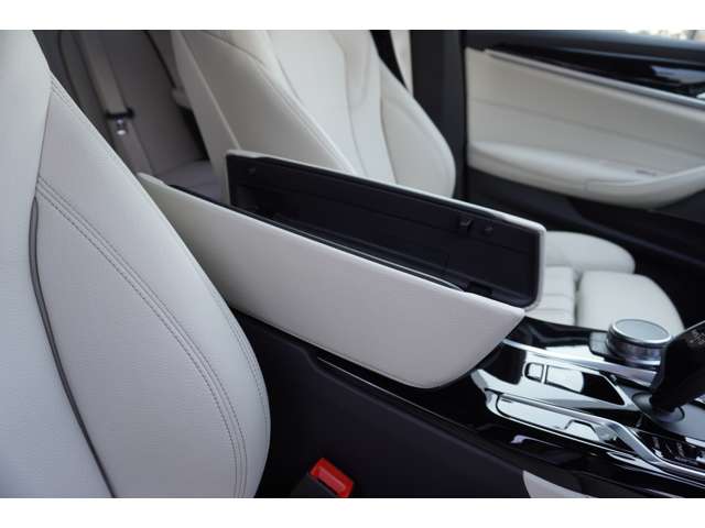 ＢＭＷ ５シリーズ ５２３Ｄ Ｘドライブ Ｍスポーツ エディション ジョイプラス ディーゼルターボ ４ＷＤ R3年 (近畿) 99