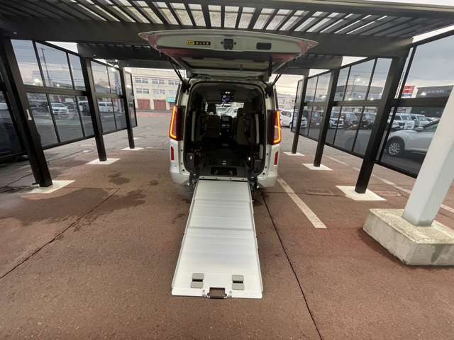 日産 セレナ ２．０ ＸＶ チェアキャブ スロープタイプ 車イス２名仕様 R5年 (東北) 99
