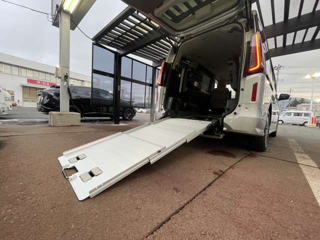 日産 セレナ ２．０ ＸＶ チェアキャブ スロープタイプ 車イス２名仕様 R5年 (東北) 99