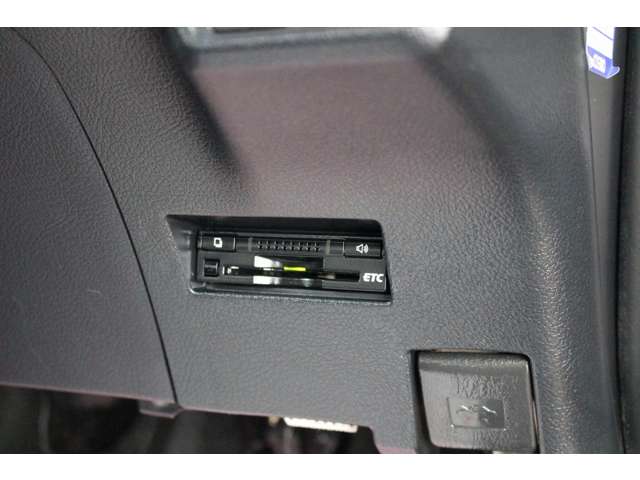 トヨタ カローラフィールダー　ハイブリッド １．５ ハイブリッド Ｇ エアロツアラー Ｗ×Ｂ H26年 (関東) 99