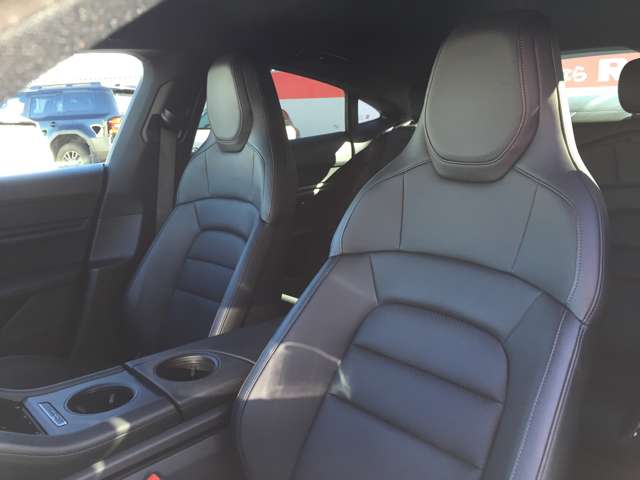 ポルシェ タイカン ４Ｓ パフォーマンスバッテリー プラス ４シート ４ＷＤ R3年 (東海) 99