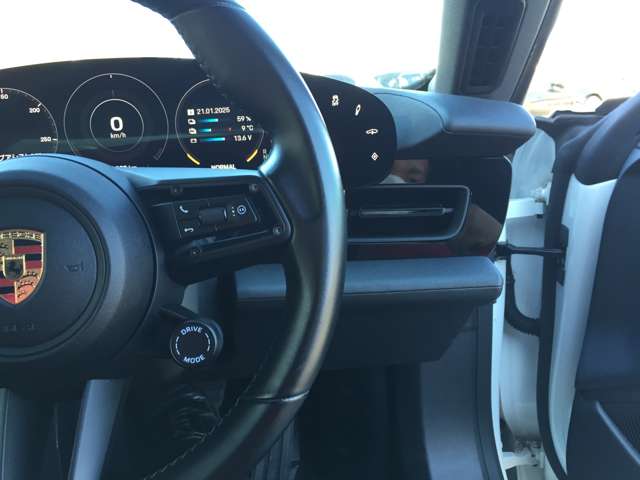 ポルシェ タイカン ４Ｓ パフォーマンスバッテリー プラス ４シート ４ＷＤ R3年 (東海) 99