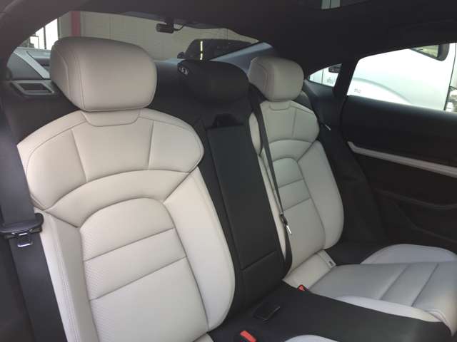 ポルシェ タイカン ４Ｓ パフォーマンスバッテリー プラス ４＋１シート ４ＷＤ R3年 (東海) 99