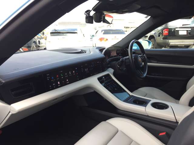 ポルシェ タイカン ４Ｓ パフォーマンスバッテリー プラス ４＋１シート ４ＷＤ R3年 (東海) 99