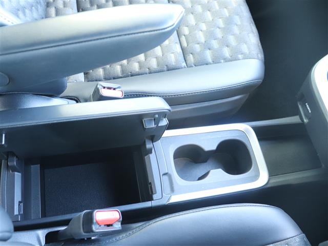 トヨタ ヴォクシー １．８ ハイブリッド Ｓ－Ｚ R5年 (関東) 99