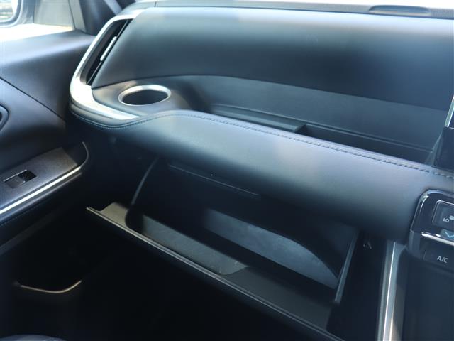 トヨタ ヴォクシー １．８ ハイブリッド Ｓ－Ｚ R5年 (関東) 99