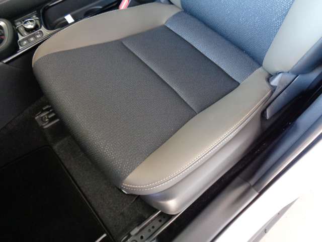 トヨタ ヤリスクロス　ハイブリッド １．５ ハイブリッド Ｚ Ｅ－ＦＯＵＲ ４ＷＤ R6年 () 99