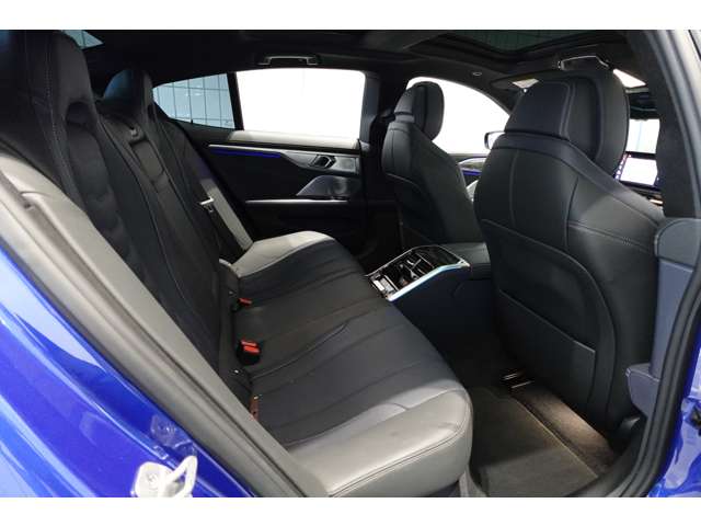 ＢＭＷ ８シリーズ Ｍ８５０Ｉ Ｘドライブ ４ＷＤ R5年 (近畿) 99