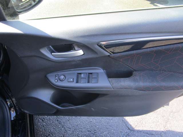 ホンダ フィット　ハイブリッド １．５ ハイブリッド Ｓパッケージ H26年 (関東) 99