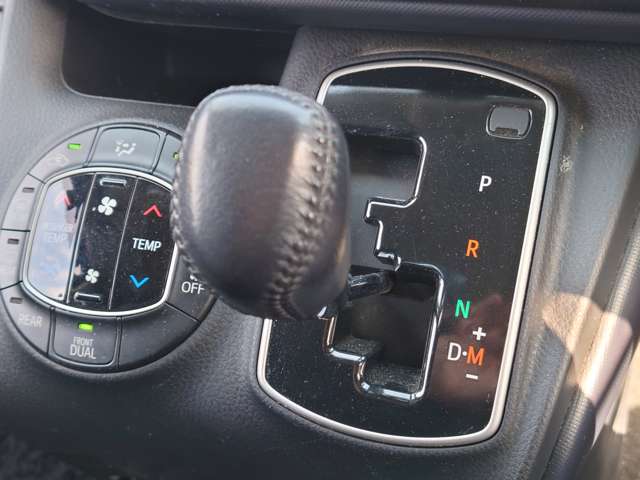 トヨタ ヴォクシー ２．０ ＺＳ H26年 (中国) 99