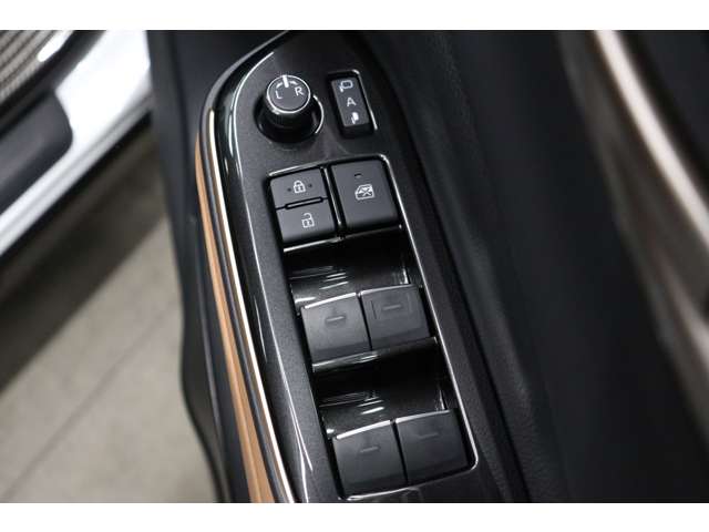 トヨタ クラウン　スポーツ　ハイブリッド ２．５ Ｚ Ｅ－ＦＯＵＲ ４ＷＤ R6年 (東海) 99