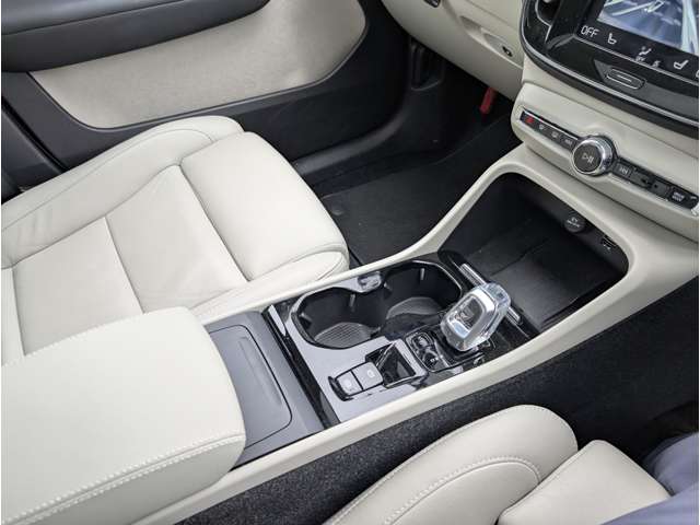 ボルボ ＸＣ４０ Ｂ４ ＡＷＤ インスクリプション ４ＷＤ R2年 (東北) 99