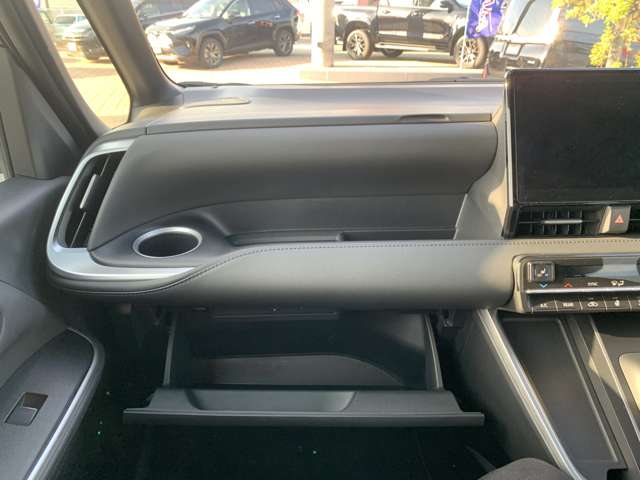 トヨタ ヴォクシー １．８ ハイブリッド Ｓ－Ｚ R6年 (九州・沖縄) 99