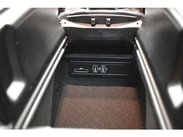 メルセデスベンツ Ｃクラス Ｃ２００ ローレウス エディション （ＢＳＧ搭載モデル） スポーツプラスパッケージ R1年 (関東) 99