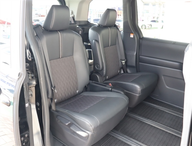 トヨタ ノア ２．０ Ｚ R4年 (関東) 99