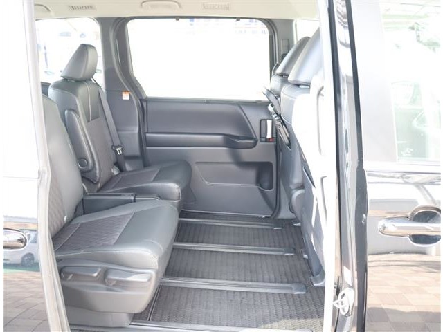 トヨタ ノア ２．０ Ｚ R4年 (関東) 99