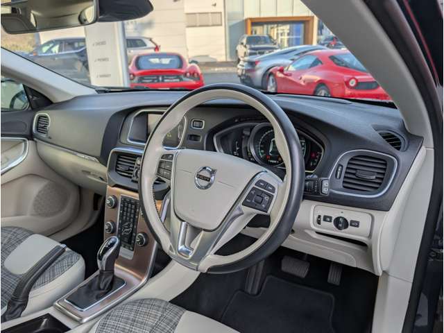 ボルボ Ｖ４０クロスカントリー Ｄ４ モメンタム ディーゼルターボ H30年 (東北) 99