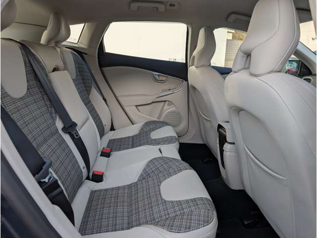 ボルボ Ｖ４０クロスカントリー Ｄ４ モメンタム ディーゼルターボ H30年 (東北) 99