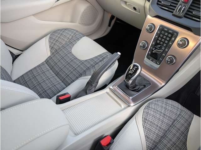 ボルボ Ｖ４０クロスカントリー Ｄ４ モメンタム ディーゼルターボ H30年 (東北) 99