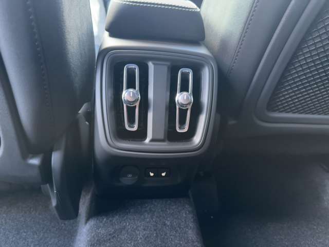 ボルボ ＸＣ４０ ウルトラ Ｂ４ ＡＷＤ ダーク エディション ４ＷＤ R6年 (東北) 99