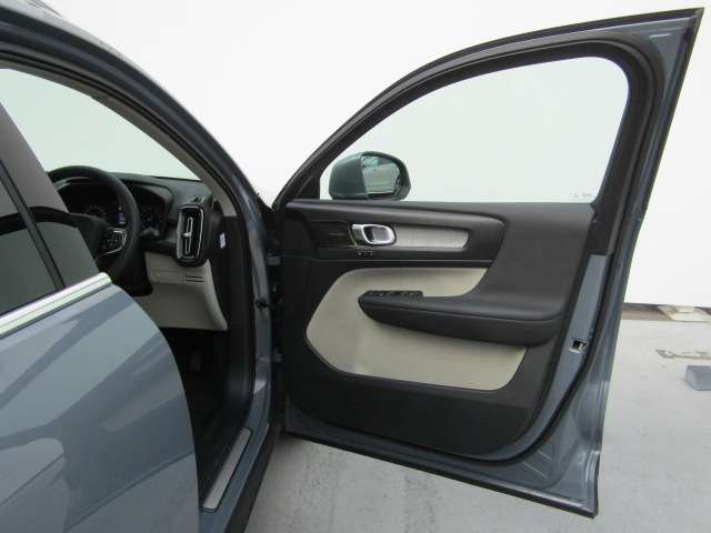 ボルボ ＸＣ４０ Ｂ４ ＡＷＤ インスクリプション ４ＷＤ R3年 (四国) 99