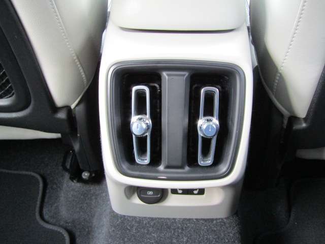 ボルボ ＸＣ４０ Ｂ４ ＡＷＤ インスクリプション ４ＷＤ R3年 (四国) 99