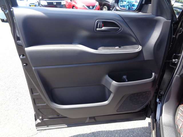 トヨタ ノア １．８ ハイブリッド Ｓ－Ｇ R5年 (中国) 99