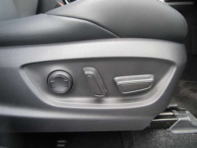 トヨタ カローラクロス　ハイブリッド １．８ ハイブリッド Ｚ Ｅ－ＦＯＵＲ ４ＷＤ R4年 (中国) 99