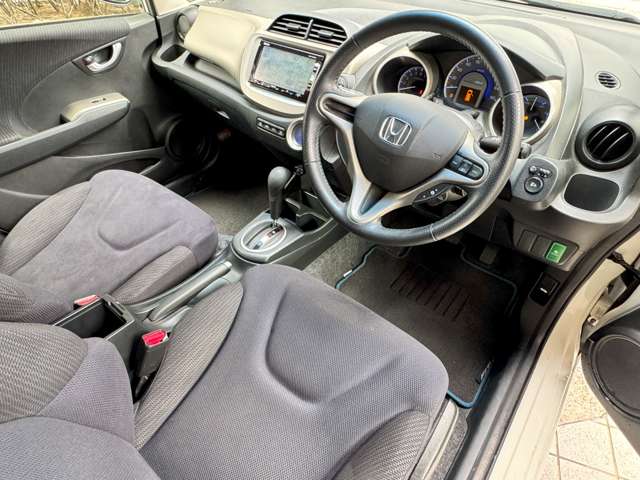 ホンダ フィット　ハイブリッド １．３ １０ＴＨアニバーサリー H24年 (近畿) 99