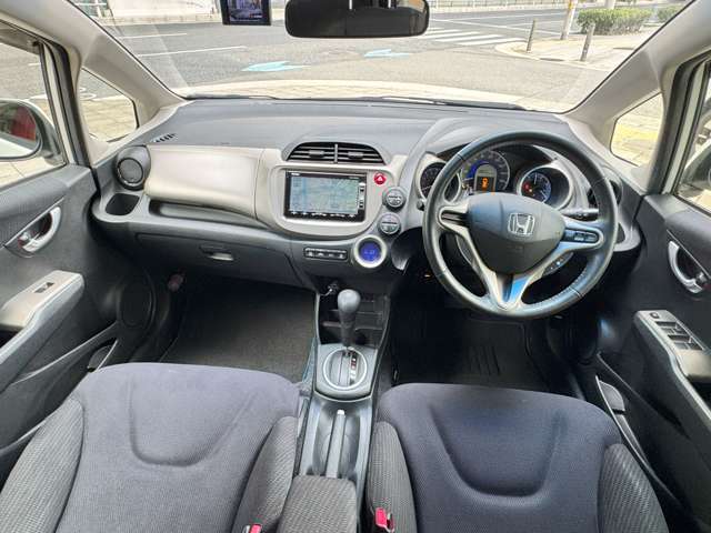 ホンダ フィット　ハイブリッド １．３ １０ＴＨアニバーサリー H24年 (近畿) 99