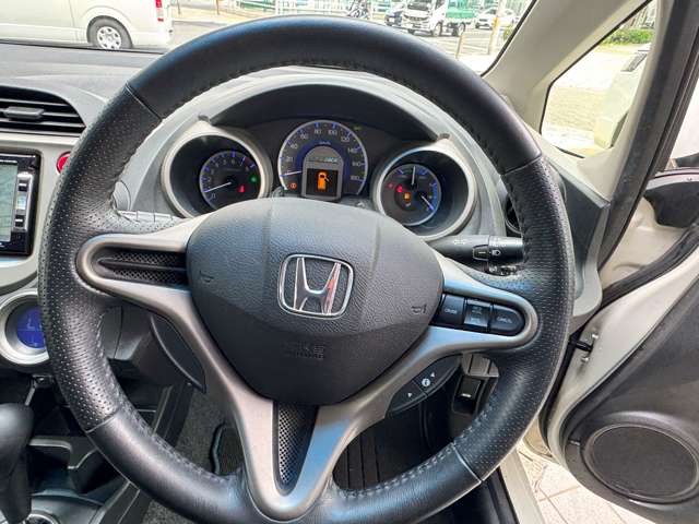 ホンダ フィット　ハイブリッド １．３ １０ＴＨアニバーサリー H24年 (近畿) 99