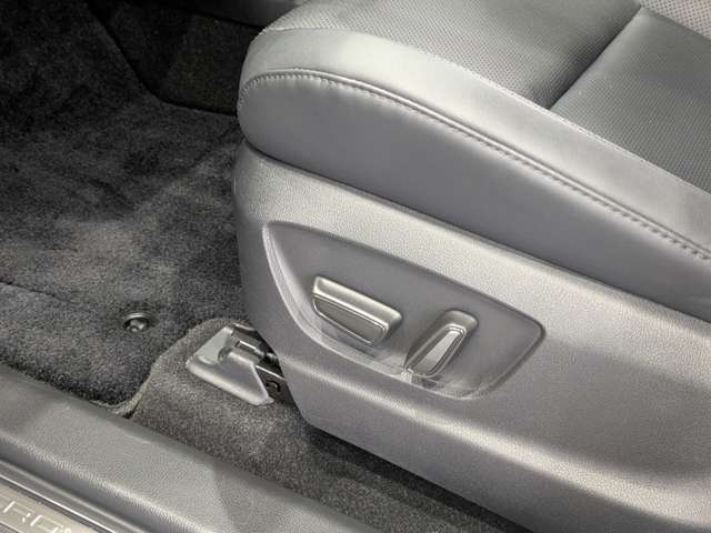 トヨタ クラウン　クロスオーバー　ハイブリッド ２．５ Ｇ アドバンスト レザー パッケージ Ｅ－ＦＯＵＲ ４ＷＤ R4年 (関東) 99