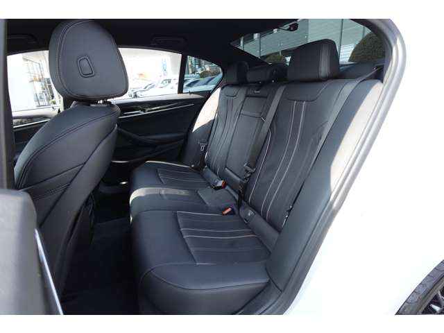 ＢＭＷ ５シリーズ ５２３Ｄ Ｘドライブ Ｍスポーツ ディーゼルターボ ４ＷＤ R4年 (近畿) 99