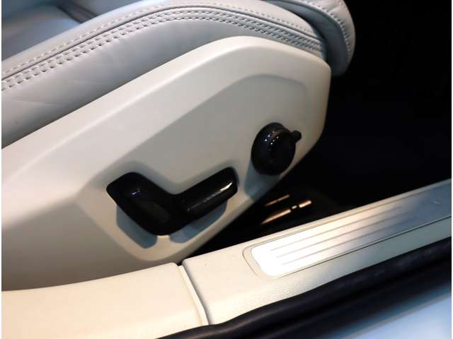 ボルボ Ｖ６０ Ｂ５　インスクリプション R4年 (近畿) 99