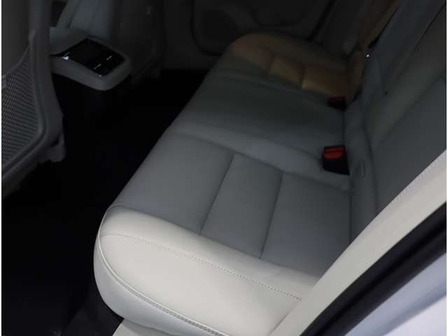 ボルボ Ｖ６０ Ｂ５　インスクリプション R4年 (近畿) 99