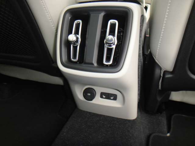 ボルボ ＸＣ４０ ウルトラ Ｂ４ ＡＷＤ ４ＷＤ R6年 (東北) 99