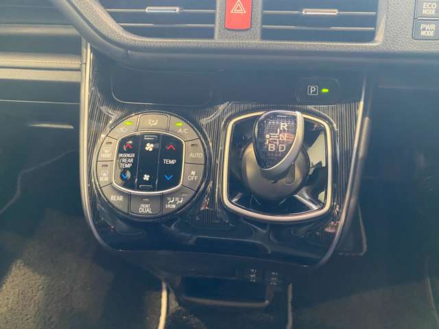 トヨタ エスクァイア　ハイブリッド １．８ ハイブリッド ＧＩ プレミアムパッケージ ブラックテーラード R2年 (九州・沖縄) 99