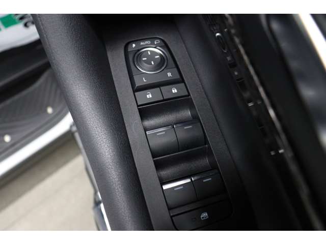 トヨタ アルファード　ハイブリッド ハイブリッド ２．５ Ｘ Ｅ－ＦＯＵＲ ４ＷＤ R7年 (東海) 99