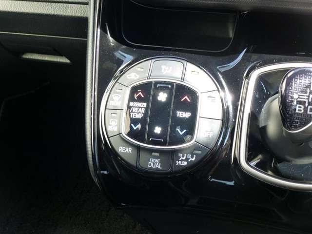 トヨタ ノア １．８ ハイブリッド ＳＩ ＷＸＢＩＩ R2年 (東北) 99