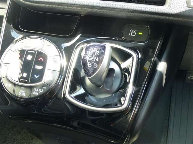 トヨタ ノア １．８ ハイブリッド ＳＩ ＷＸＢＩＩ R2年 (東北) 99