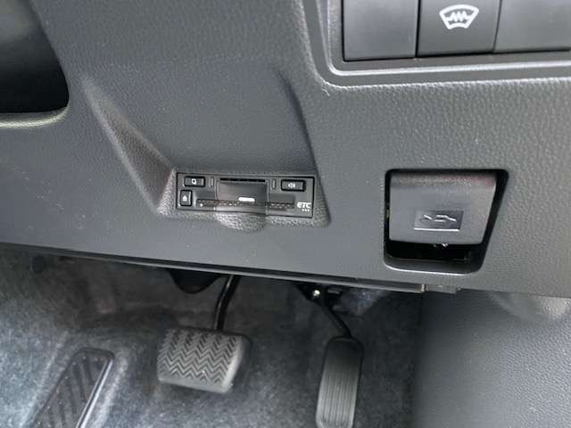 トヨタ ヤリス １．５ ハイブリッド Ｘ Ｅ－ＦＯＵＲ ４ＷＤ R7年 (東北) 99