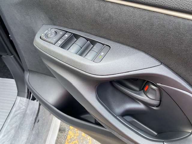 トヨタ ヤリス １．５ ハイブリッド Ｘ Ｅ－ＦＯＵＲ ４ＷＤ R7年 (東北) 99