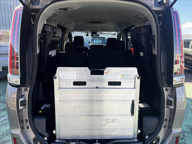 トヨタ ノア ２．０ Ｘ ウェルキャブ スロープタイプＩＩ サードシート付 H30年 (関東) 99