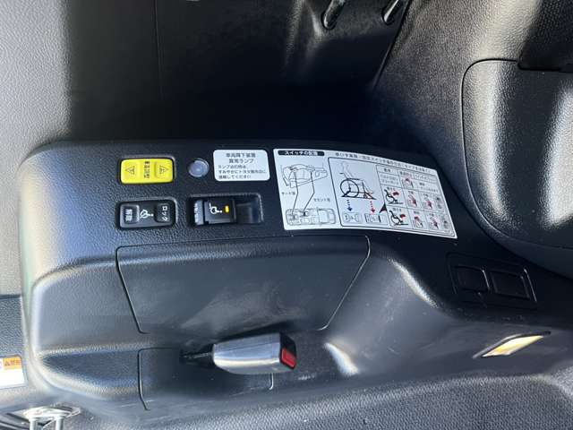 トヨタ ノア ２．０ Ｘ ウェルキャブ スロープタイプＩＩ サードシート付 H30年 (関東) 99