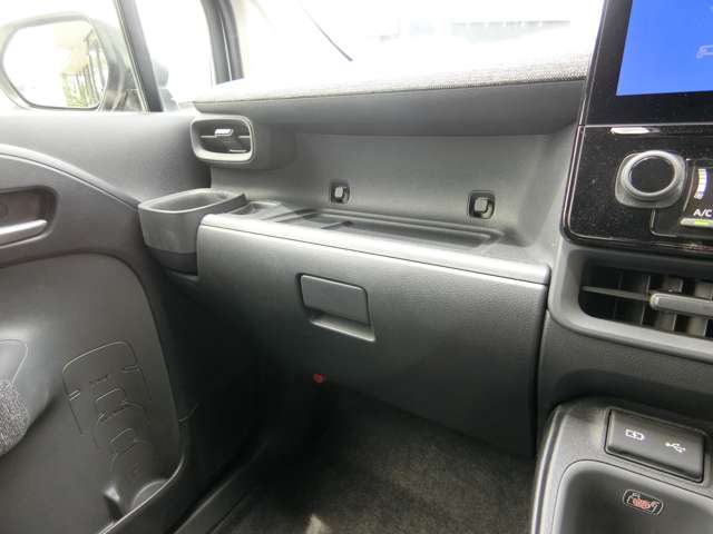 トヨタ シエンタ　ハイブリッド ハイブリッド １．５ Ｚ R5年 (中国) 99