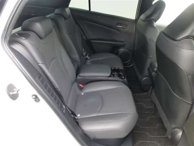 トヨタ プリウスＰＨＶ １．８ Ａ プレミアム H29年 (東北) 99