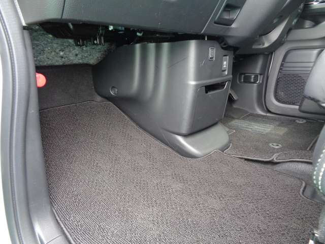 ホンダ Ｎ　ＢＯＸ カスタム ６６０ Ｌ ターボ スタイルプラス ブラック ４ＷＤ R4年 () 99