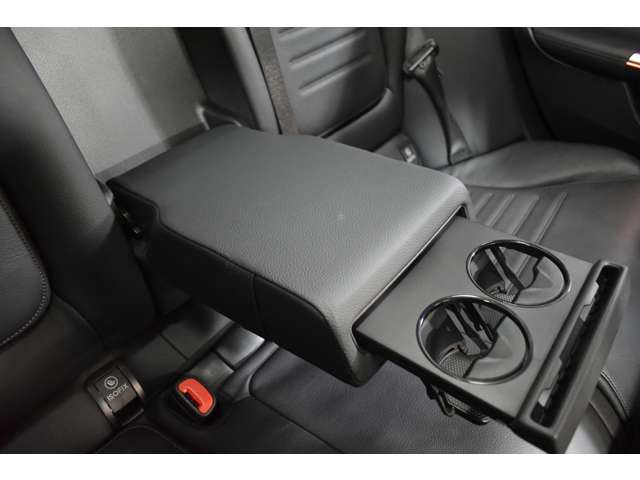 メルセデスベンツ Ｃクラス Ｃ２００ ４マチック アバンギャルド ＡＭＧライン （ＩＳＧ搭載モデル） ４ＷＤ R4年 (関東) 99