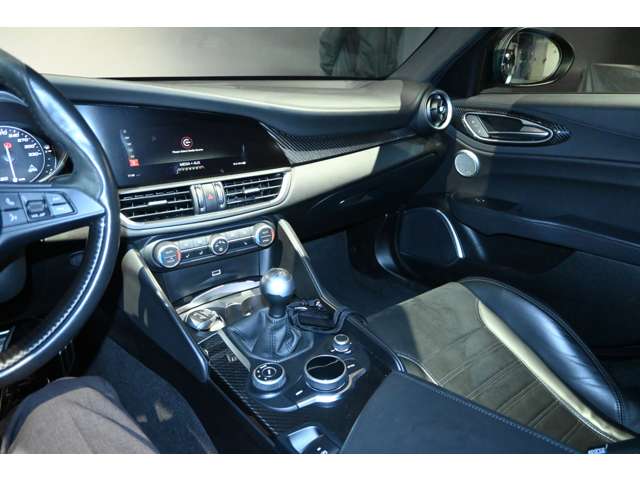 アルファロメオ ジュリア クアドリフォリオ 左ハンドル ＭＴ H29年 (関東) 99