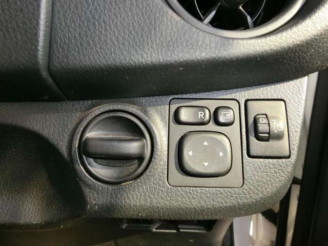 トヨタ ヴィッツ　ハイブリッド １．５ ハイブリッド Ｆ R1年 (中国) 99